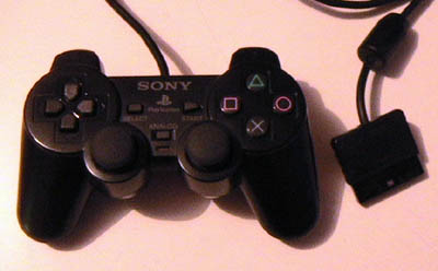 http://zone.bomberoza.net/Sony%20Playstation2%20acc/Sony%20Playstation2%20dualshock2%20_z1.jpg